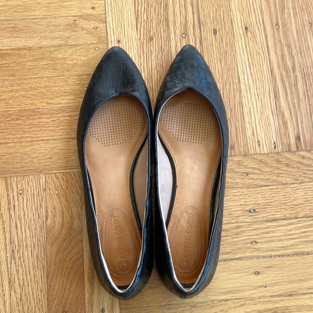 Closet necessity! Black ballet flats